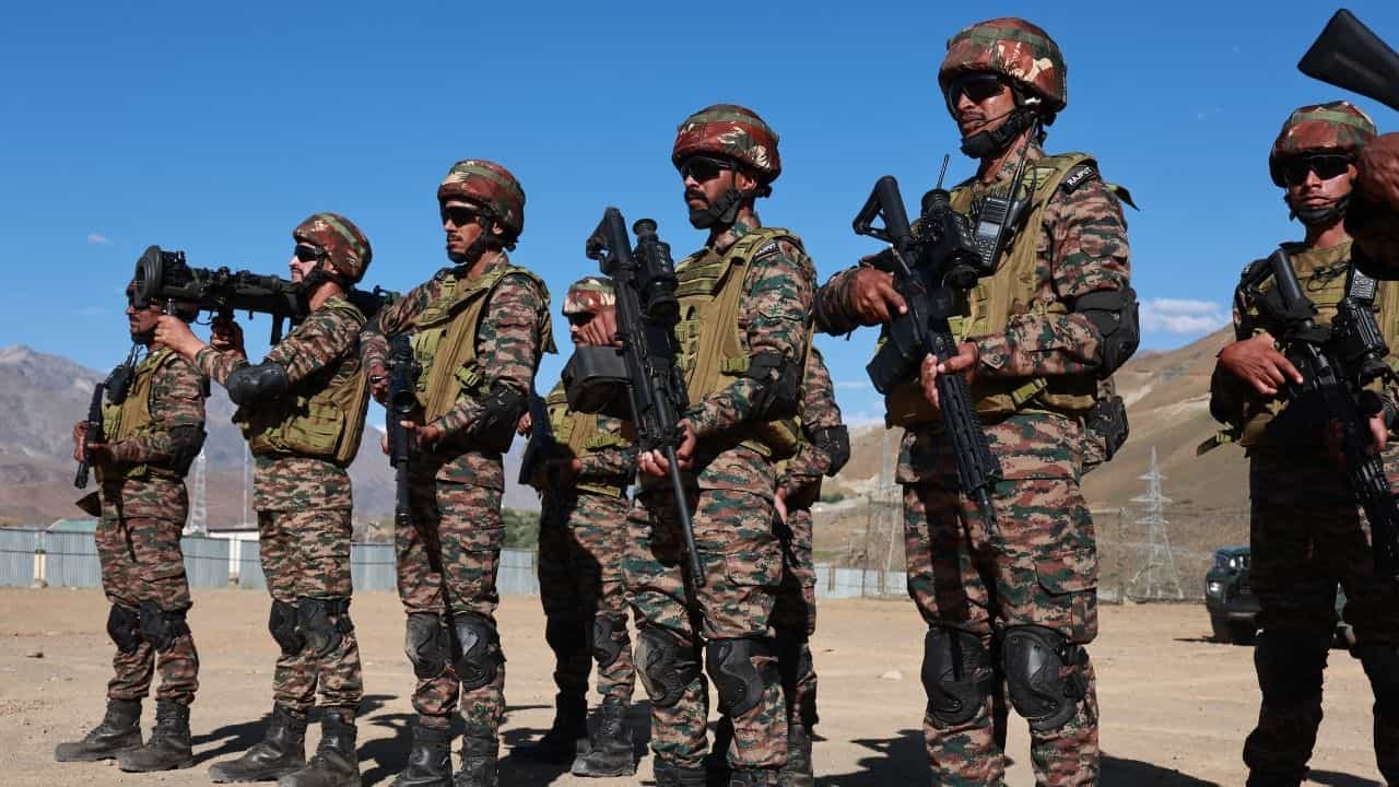 Indian Army Cloths: ভারতীয় সেনাকে 'ভিলেন' বানানোর ষড়যন্ত্র! একটা সূত্র ধরে দোকানে দোকানে তল্লাশি চালাতেই যৌথ বাহিনী যা পেল, চমকে যাবেন... Indian Army Cloths: ভারতীয় সেনাকে 'ভিলেন' বানানোর ষড়যন্ত্র! একটা সূত্র ধরে দোকানে দোকানে তল্লাশি চালাতেই যৌথ বাহিনী যা পেল, চমকে যাবেন...