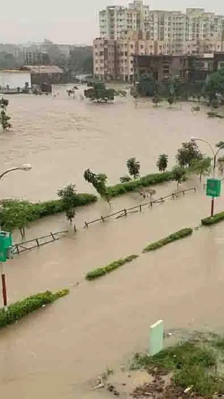 নাগাড়ে বৃষ্টিতে ডুবে গেল আসানসোলের রেলপাড়, নদী ঢুকে এল লোকালয়ে...