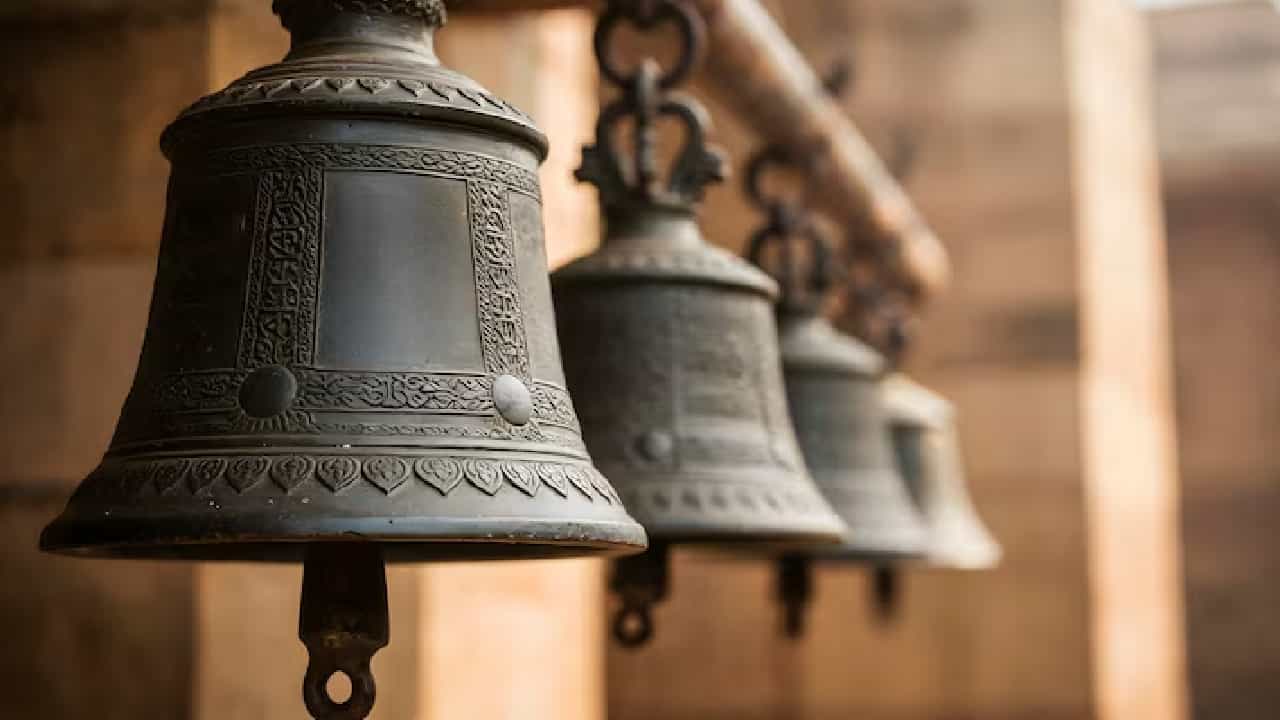 Temple Bell Rules: মন্দিরে গিয়ে এইসময় ভুলেও ঘন্টা বাজাবেন না! জেনে নিন সঠিক নিয়ম Temple Bell Rules: মন্দিরে গিয়ে এইসময় ভুলেও ঘন্টা বাজাবেন না! জেনে নিন সঠিক নিয়ম
