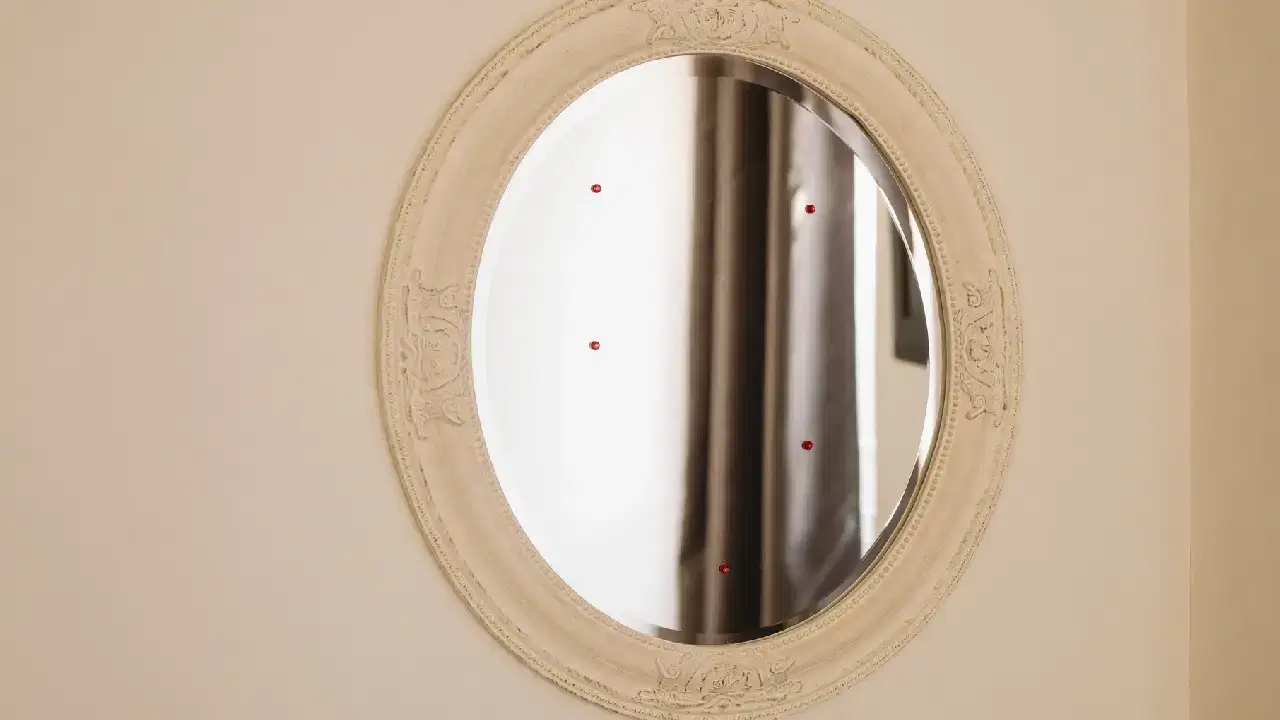 Mirror Cleaning Hacks: আয়নায় টিপের আঠার দাগ! খবরের কাগজ দিয়ে এই কাজটা করে ফেলুন