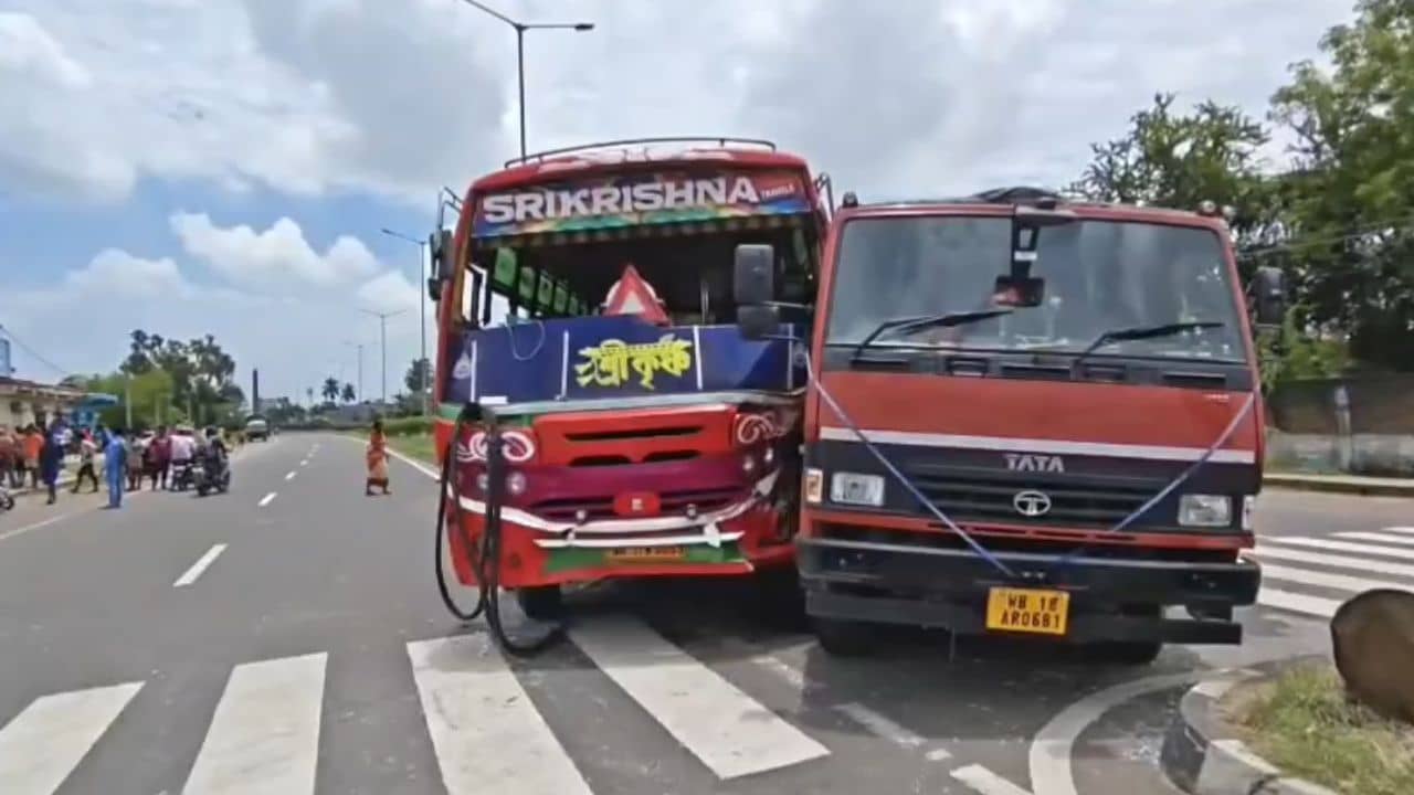 Tarakeswar News: বাসের মাথার উপর থেকে পড়লেন ১জন, আহত অনেক জলযাত্রী