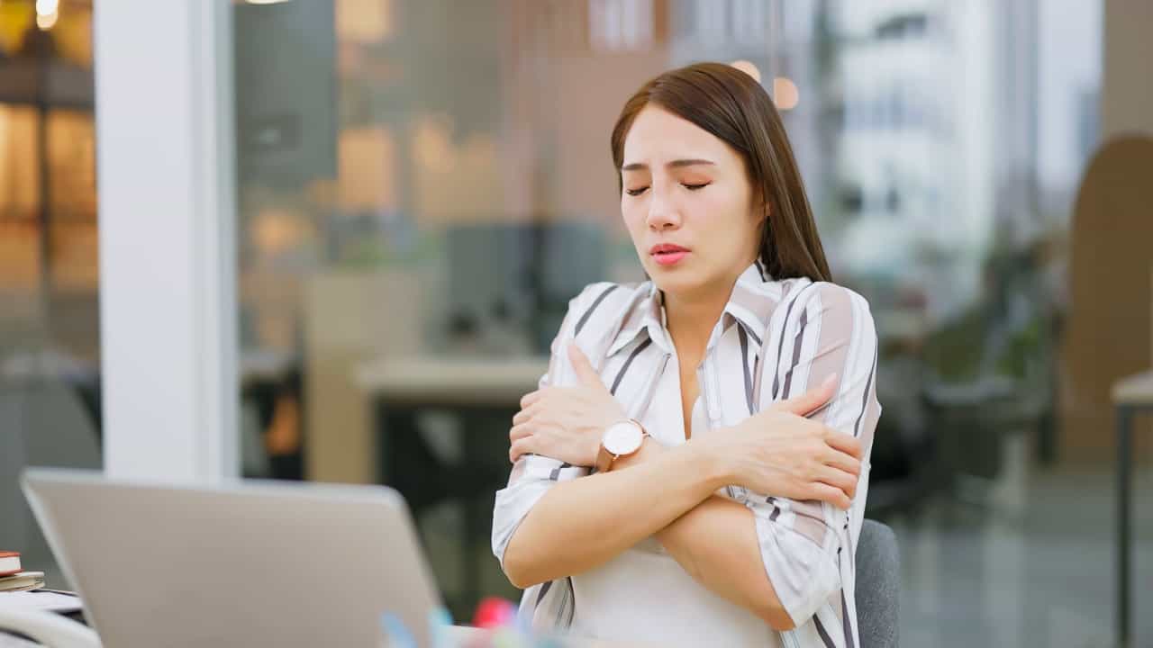 Avoid Cold in Office AC: বাইরে ঝমঝম বৃষ্টি, অফিসে কনকনে এসি! ব্যাগে এই ৪টি জিনিস থাকলেই আরাম পাবেন! Avoid Cold in Office AC: বাইরে ঝমঝম বৃষ্টি, অফিসে কনকনে এসি! ব্যাগে এই ৪টি জিনিস থাকলেই আরাম পাবেন!