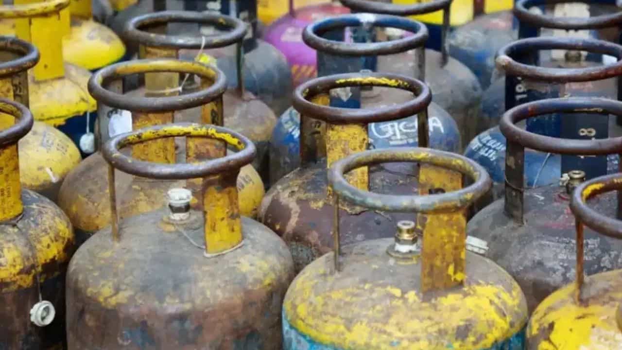 LPG Cylinder Price: মাসের শুরুতেই সুখবর, কমল গ্যাসের দাম LPG Cylinder Price: মাসের শুরুতেই সুখবর, কমল গ্যাসের দাম