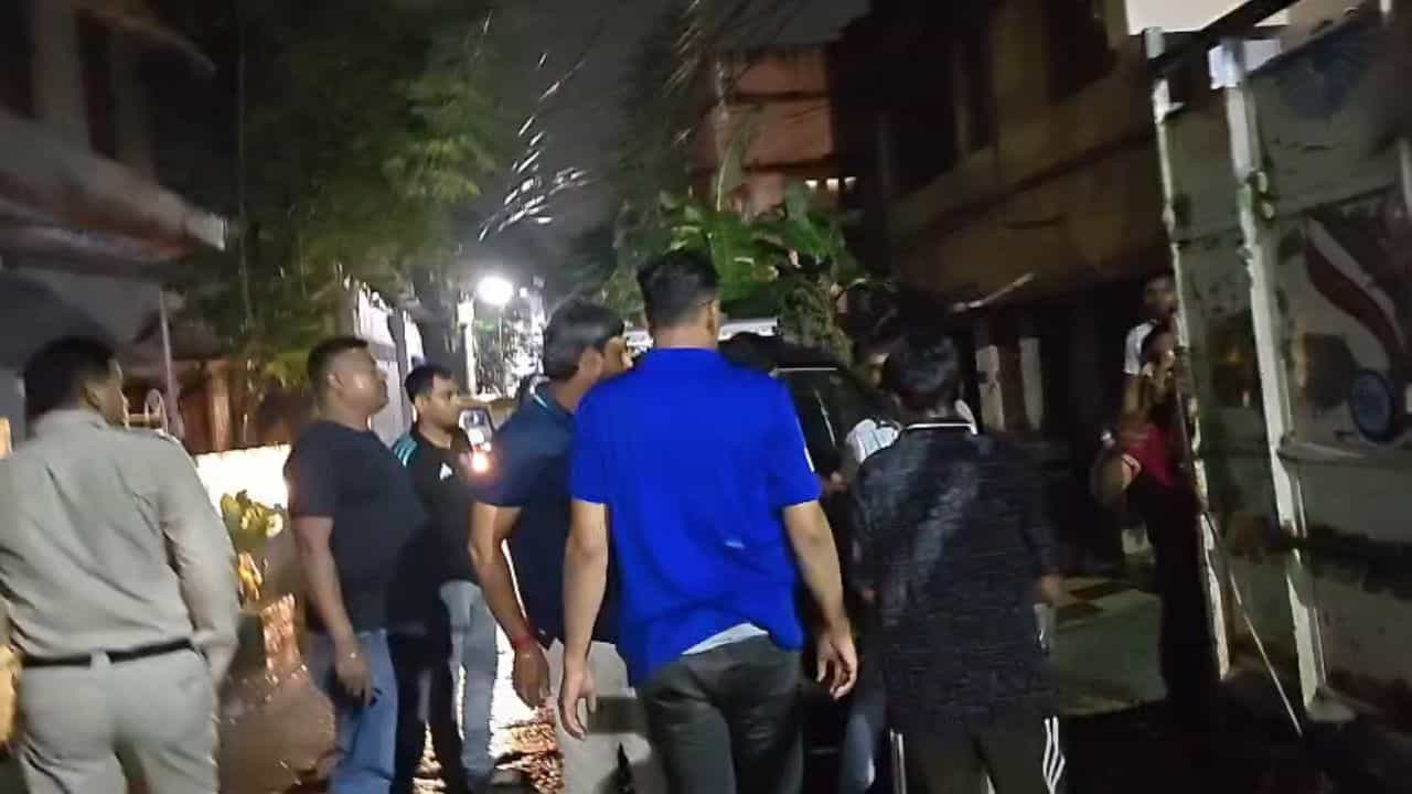Dumdum deadbody: দমদমে হাড়হিম ঘটনা, বাড়িতে ঢুকেই শিউরে উঠলেন লোকজন Dumdum deadbody: দমদমে হাড়হিম ঘটনা, বাড়িতে ঢুকেই শিউরে উঠলেন লোকজন