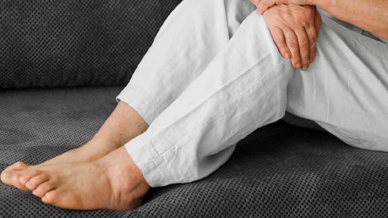 Frequent foot swelling: বারবার পা ফুলে যাচ্ছে! ভুলেও অবহেলা করবেন না, এই রোগের শিকার নন তো? Frequent foot swelling: বারবার পা ফুলে যাচ্ছে! ভুলেও অবহেলা করবেন না, এই রোগের শিকার নন তো?