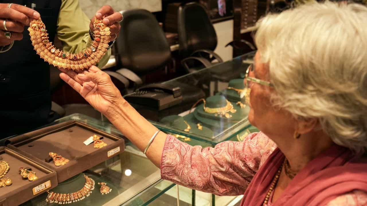 Gold Price: কবে তিন লাখ টাকা হয়ে যাবে সোনার দাম? এখনই মিলল আভাস... Gold Price: কবে তিন লাখ টাকা হয়ে যাবে সোনার দাম? এখনই মিলল আভাস...