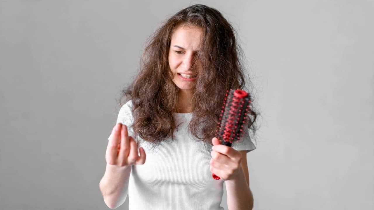 Dandruff control: খুশকি আর চুল পড়ার সমস্যা থেকে রেহাই মিলছেই না! এই ভুল করছেন না তো?