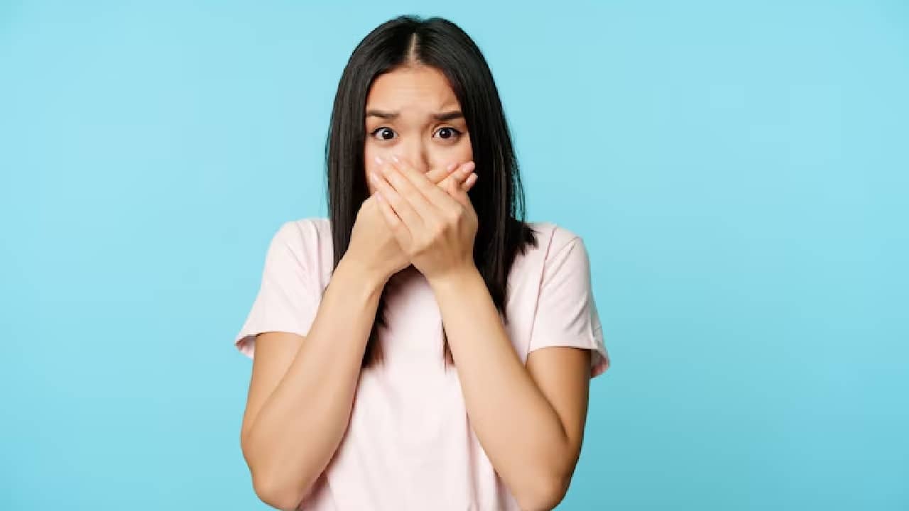Instant Hiccup Relief Trick: ১০ সেকেন্ডে কমবে হেঁচকি! গ্লাসের পর গ্লাস জল না খেয়ে, জিভের নিচে রাখুন এই জিনিস