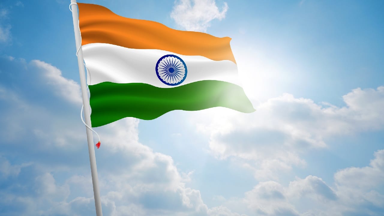 জাতীয় পতাকার প্রাথমিক নকশায় কেন্দ্রে মহাত্মা গান্ধীর সুতো কাটার চরকা ছিল। পরবর্তী সময়ে ১৯৪৭ সালে চরকার বদলে এই ঐতিহাসিক অশোক চক্রকে বেছে নেওয়া হয়। আন্দোলনকালে চরকা ছিল আত্মনির্ভরতার প্রতীক, অন্যদিকে অশোক চক্র ভারতের প্রাচীন ইতিহাস ও ঐতিহ্যের সঙ্গে জাতীয় পতাকাকে যুক্ত করে। Getty Images