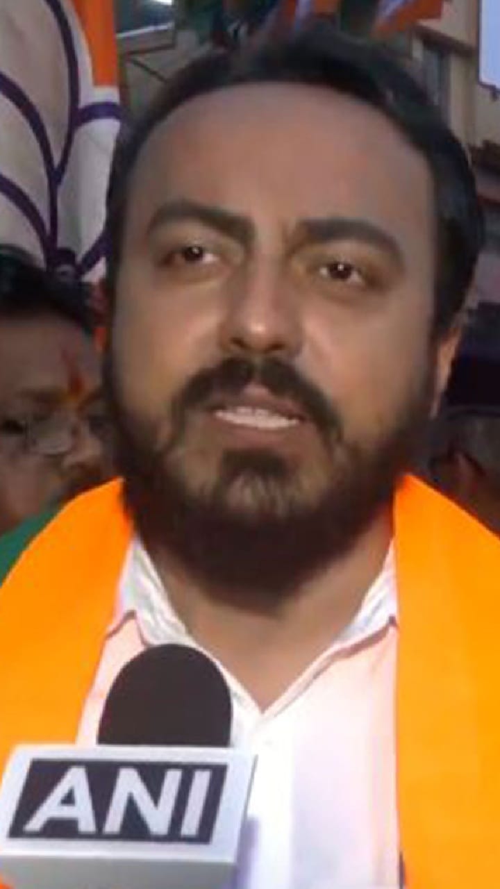 এবার ব্যাডমিন্টন হাতে কোর্টে ক্রীড়ামন্ত্রী