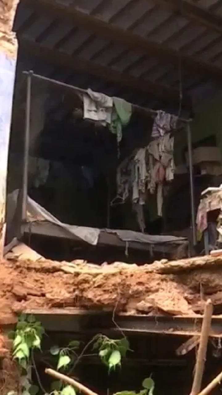 টানা বর্ষণে জোড়াবাগানে ভেঙে পড়ল বাড়ি, ৬ মাস আগেও ভেঙে পড়েছিল বাড়ি!
