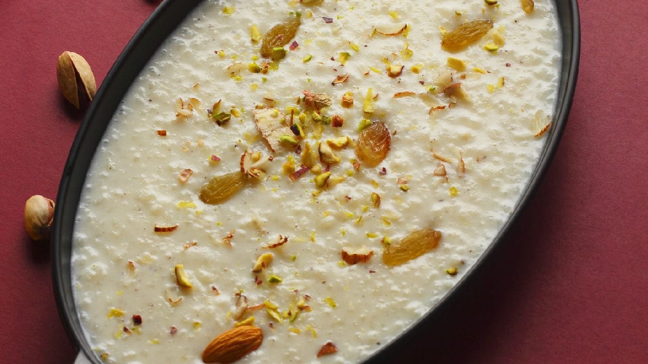 ‘Rice Pudding’ নামটি শুনলেই আসলে বোঝা যায় খাবারটি কী ধরনের। ‘Rice’ অর্থাৎ চাল এবং ‘Pudding’ বলতে সাধারণত নরম, মিষ্টি ধরনের একটি ডেজার্ট বোঝানো হয়। তাই দুধে চাল রান্না করে তৈরি পায়েসকে ইংরেজিতে সহজে বোঝাতে ‘Rice Pudding’ বলা হয়। Getty Images