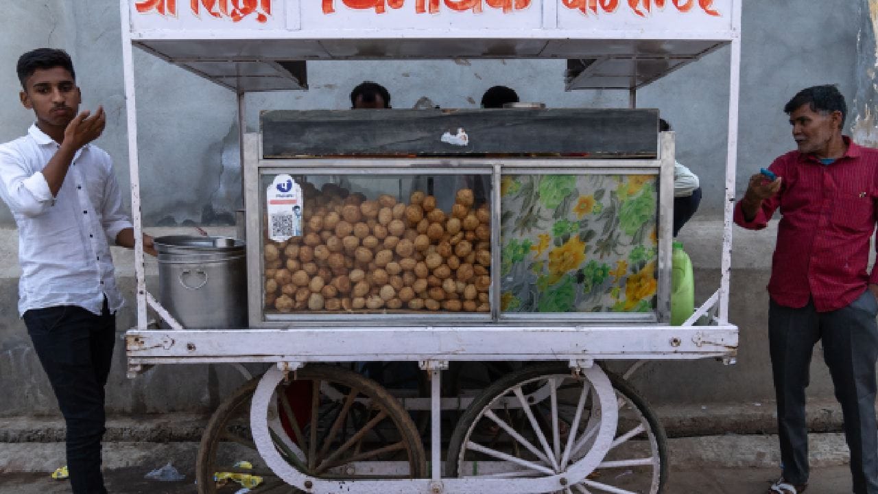 মুম্বইয়ের এক এক গলির স্বাদের নাটকীয়তাও দেখার মতো। কোথাও যদি মিষ্টি তেঁতুল জলের আধিপত্য চলে, তো পাশের মোড়েই মিলবে পুদিনা আর রসুনের ঝাঁঝালো জল। ঝালে চোখ দিয়ে জল গড়ালেও ‘দাদা, আরেকটা দিন না’ বলা মানুষের অভাব নেই সেখানে। Getty Images