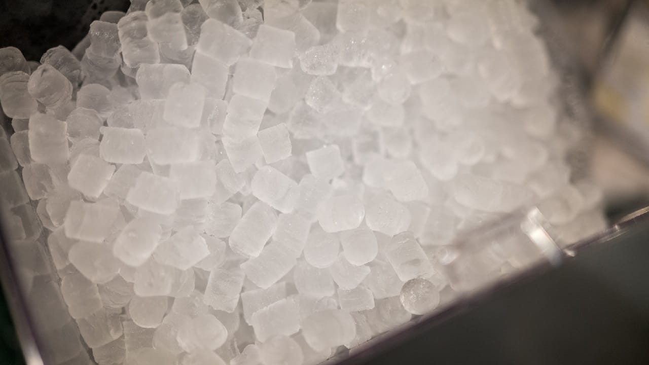 অনেকে বরফ খসাতে ছুরি, কাঁচি বা ধারালো কোনও জিনিস দিয়ে খোঁচাখুঁচি শুরু করেন, যা একদমই করা উচিত নয়। এতে ফ্রিজের ভেতরের প্লাস্টিক বা গ্যাস পাইপ ফুটো হয়ে যেতে পারে। একবার গ্যাসের পাইপ নষ্ট হলে পুরো ফ্রিজটাই অকেজো হয়ে যাবে এবং তা ঠিক করতে অনেক টাকা খরচ হয়ে যাবে।