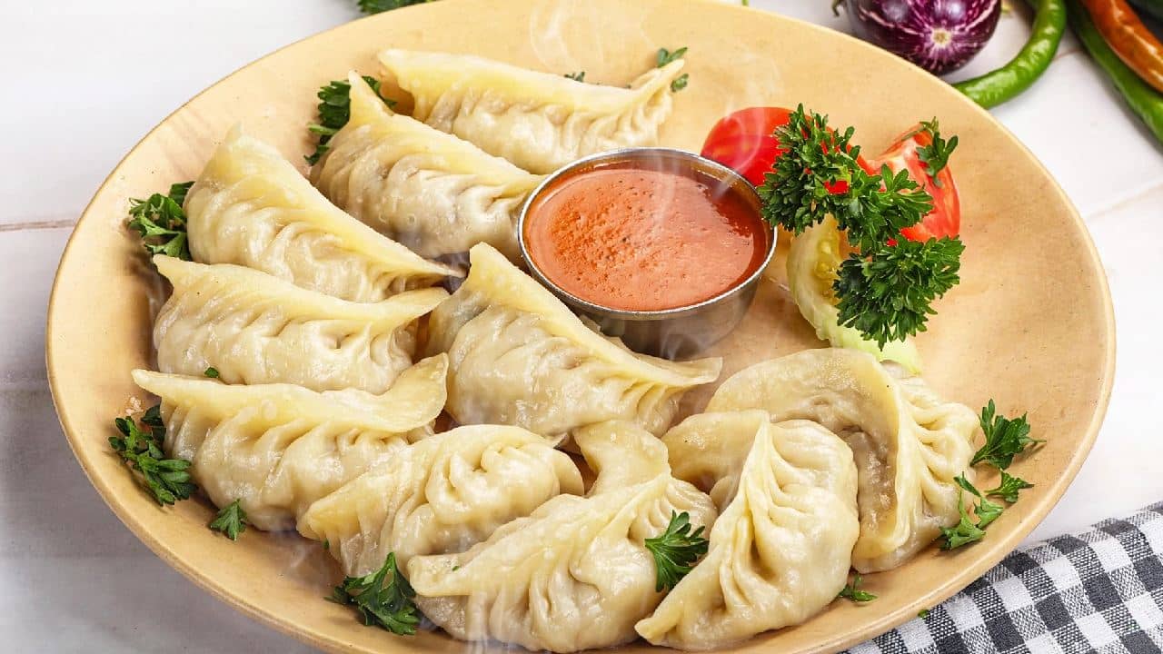 Pressure cooker momo recipe: স্টিমার নেই? প্রেশার কুকারেই বানান দোকানের মত নরম-তুলতুলে মোমো