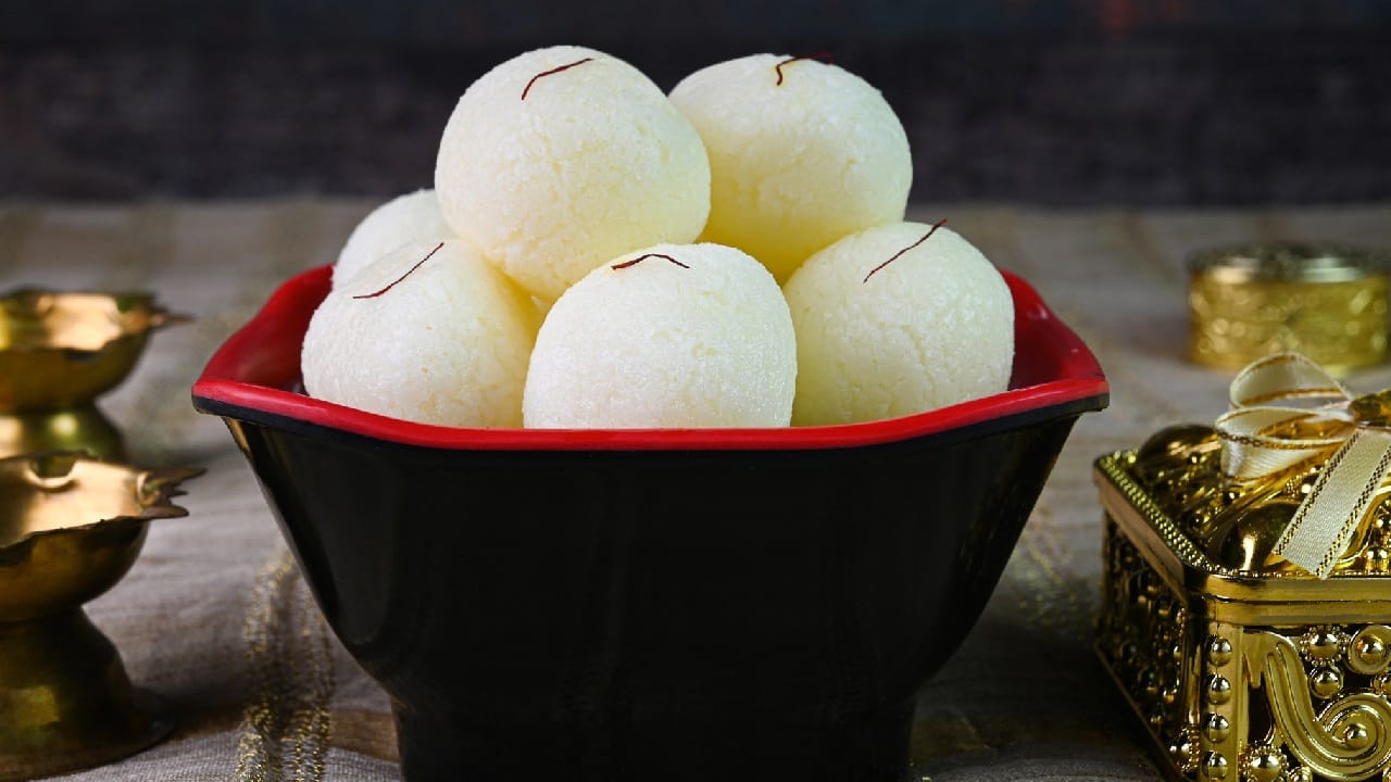 জিভে জল আনা এই গোলগাল ছানার মিষ্টিকে আমরা সবাই ভালোবেসে রসগোল্লাই বলি। তবে ইংরেজিতে এর নাম কী, তা নিয়ে অনেকেরই কৌতূহল রয়েছে। আসলে রসগোল্লার কোনও একটিমাত্র প্রচলিত ইংরেজি নাম নেই। ইংরেজিতেও সাধারণত Rasgulla বা Rosogolla নামেই এই মিষ্টিকে চেনা হয়। Getty Images
