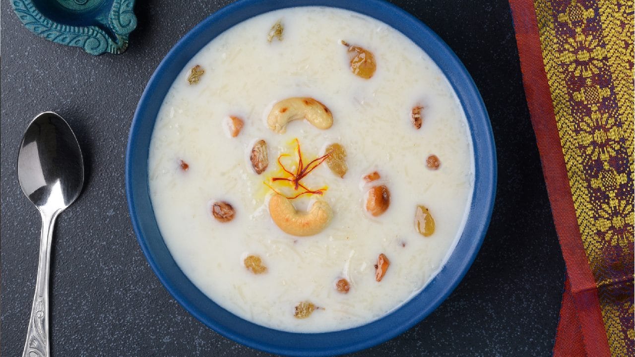 গোবিন্দভোগ চাল, দুধ আর চিনি বা গুড় দিয়ে তৈরি এই চেনা পদটির ইংরেজি নাম জানতে গেলে অনেকেই হয়তো একটু ভাবনায় পড়ে যাবেন। কারণ পায়েসের জন্য ব্যবহৃত ইংরেজি শব্দটি সরাসরি কোনও একক অনুবাদ নয়। খাবারটির ধরন বোঝাতে ইংরেজিতে একটি বেশ পরিচিত শব্দবন্ধ ব্যবহার করা হয়। Getty Images