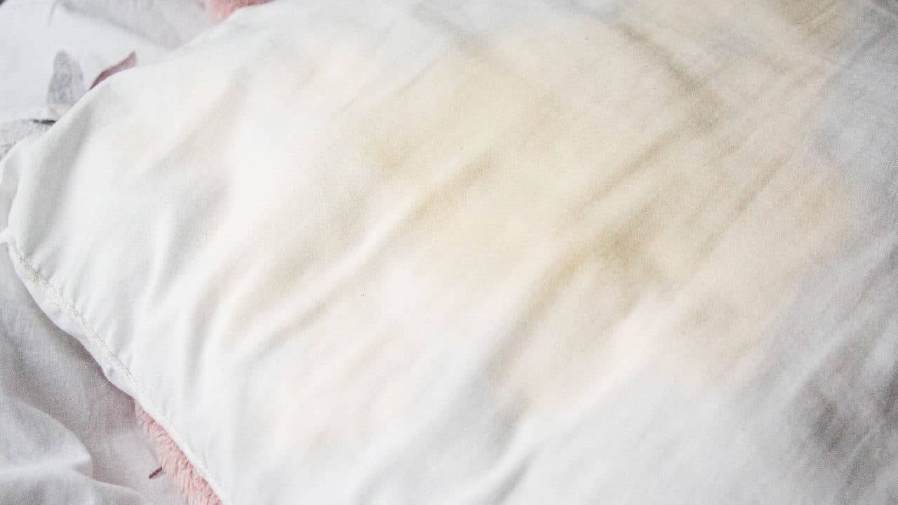 Pillow care: বালিশের হলদে ছোপ কিছুতেই উঠছে না? এটা করে বানান ঝকঝকে