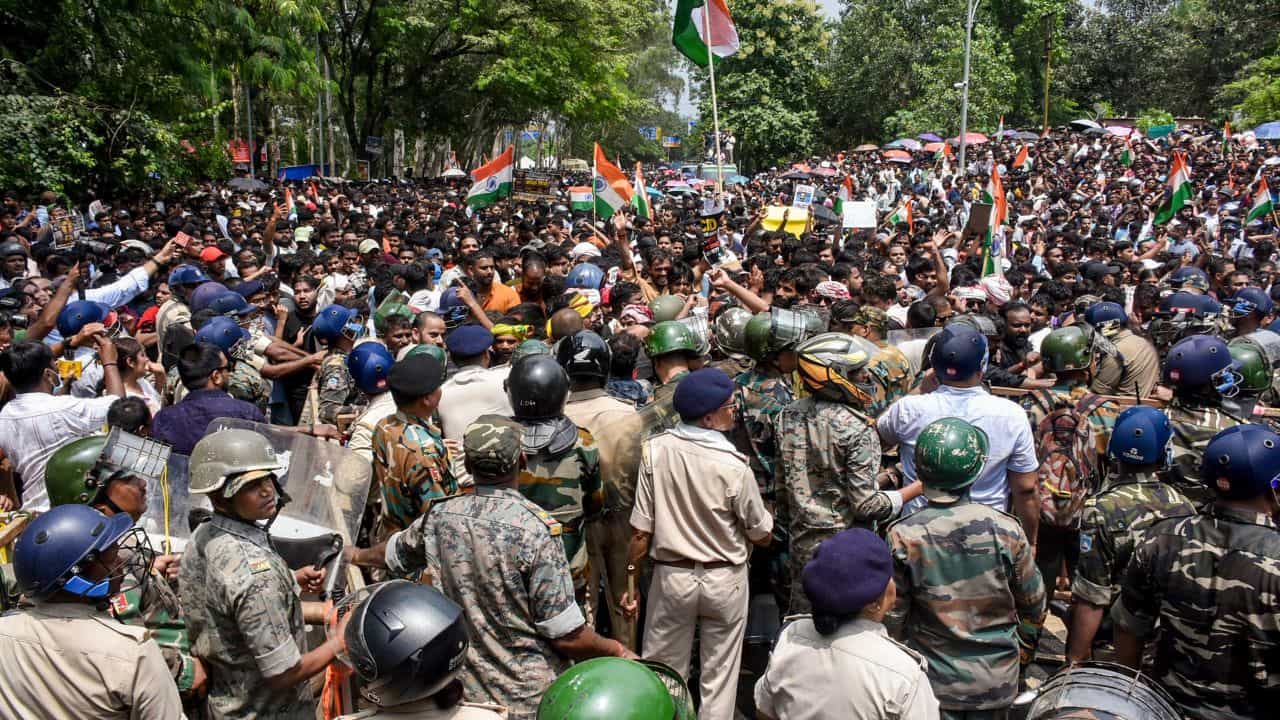 Police SOP: মুখের সামনে যতই ক্যামেরা ধরুক, পুলিশ বলবে 'ধন্যবাদ, আমরা ডিউটিতে আছি', পুলিশের কাছে গেল SOP Police SOP: মুখের সামনে যতই ক্যামেরা ধরুক, পুলিশ বলবে 'ধন্যবাদ, আমরা ডিউটিতে আছি', পুলিশের কাছে গেল SOP