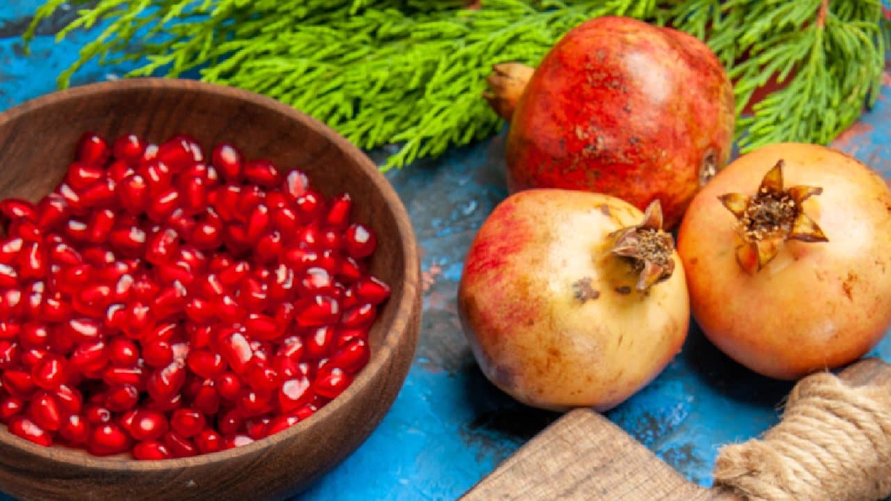 Pomegranate peeling hacks: বেদানার রস ছিটকাবেই না! এক মিনিটে দানা বের করুন এভাবে