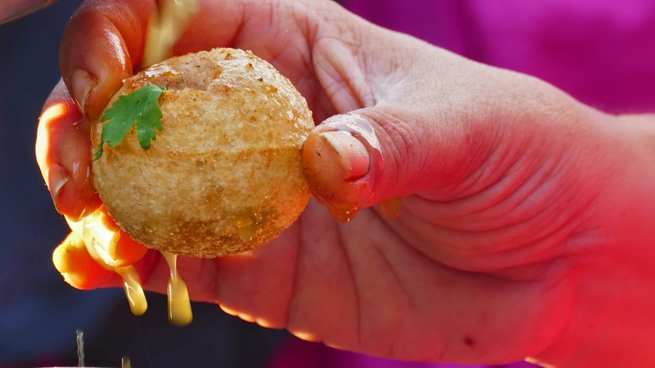 পাড়ার মোড়ে ফুচকাওয়ালার ডাক শুনলে ডায়েট ভুলে দৌড়ে যান না, এমন বাঙালি খুঁজে পাওয়া রীতিমতো মুশকিল। মনখারাপের ওষুধ থেকে শুরু করে বন্ধুদের সঙ্গে আড্ডার সঙ্গী—আমাদের সকলের প্রিয় এই ফুচকার জুড়ি মেলা ভার। কিন্তু কখনও কি ভেবে দেখেছেন, বাঙালির এই চরম ইমোশনকে ইংরেজিতে ঠিক কী নামে ডাকা হয়? Getty Images