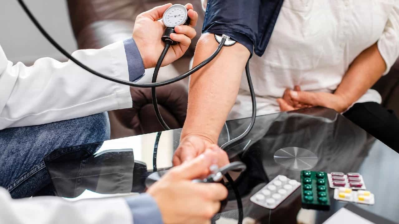 Instant BP Control: প্রেসার কমলে 'ORS', প্রেসার বাড়লে কী খাবেন? Instant BP Control: প্রেসার কমলে 'ORS', প্রেসার বাড়লে কী খাবেন?