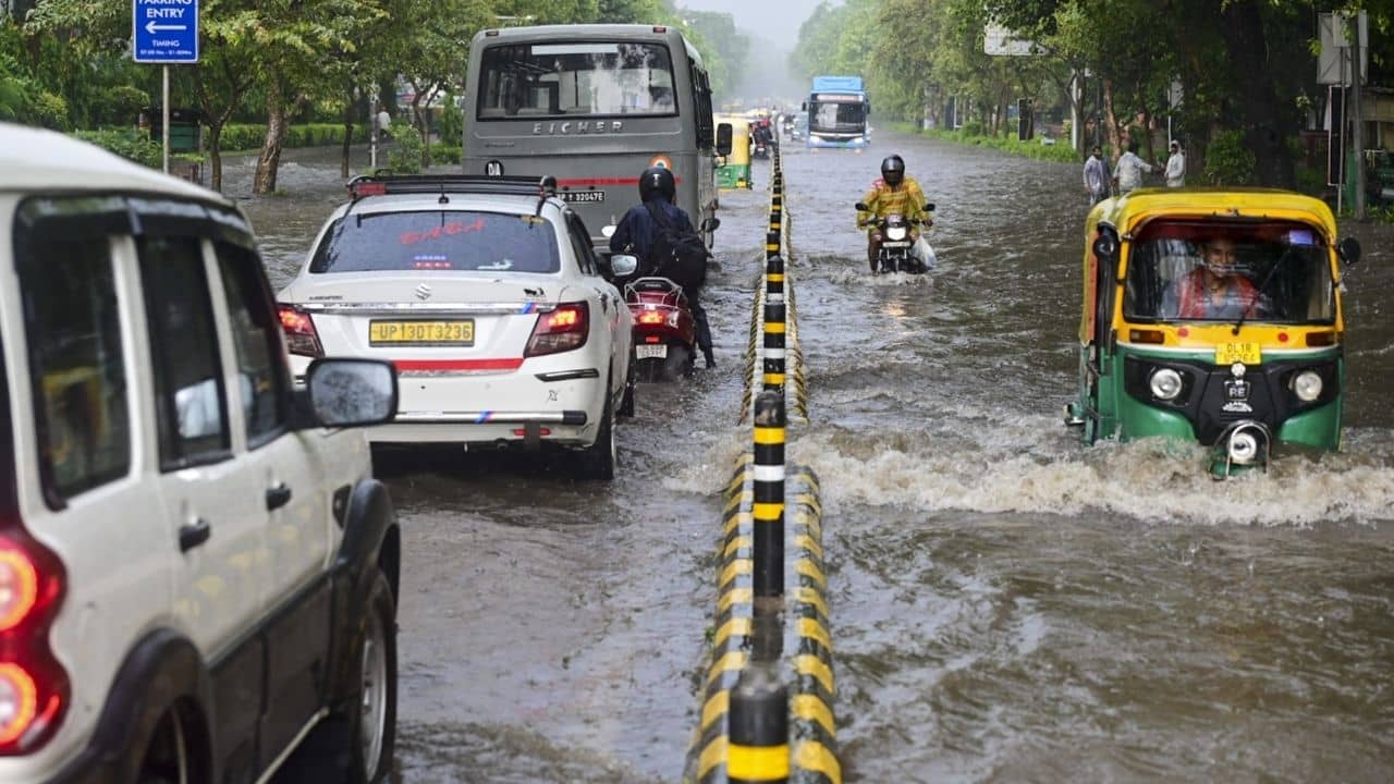 West Bengal Weather Update: নিম্নচাপের ফাঁড়া কিছুতেই কাটছে না...বৃষ্টির লেটেস্ট আপডেট কী, জানাল হাওয়া অফিস