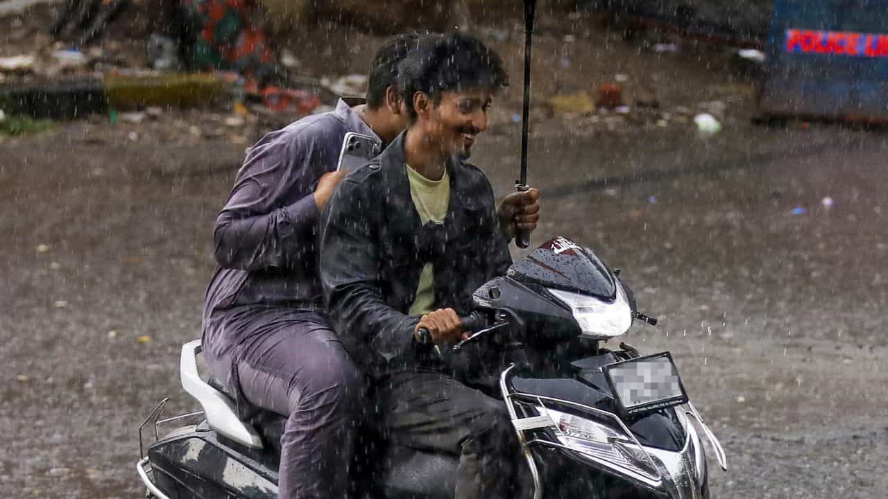 বর্ষাকালে শুধু বৃষ্টিতে ভিজে যাওয়া, সর্দি-কাশিই একমাত্র সমস্যা নয়, বৃষ্টি নামলেই আরও একটা সমস্যা দেখা যায়। তা হল বৃষ্টি শুরু হওয়ার সঙ্গে সঙ্গেই অনেকের ইন্টারনেটের গতি বা স্পিড কমে যায়। ভিডিয়ো ঘন ঘন বাফার হতে থাকে, ওয়েবসাইট লোড হতে বেশি সময় লাগতে পারে অথবা মোবাইল ইন্টারনেট পুরোপুরি কাজ করা বন্ধ করে দিতে পারে।