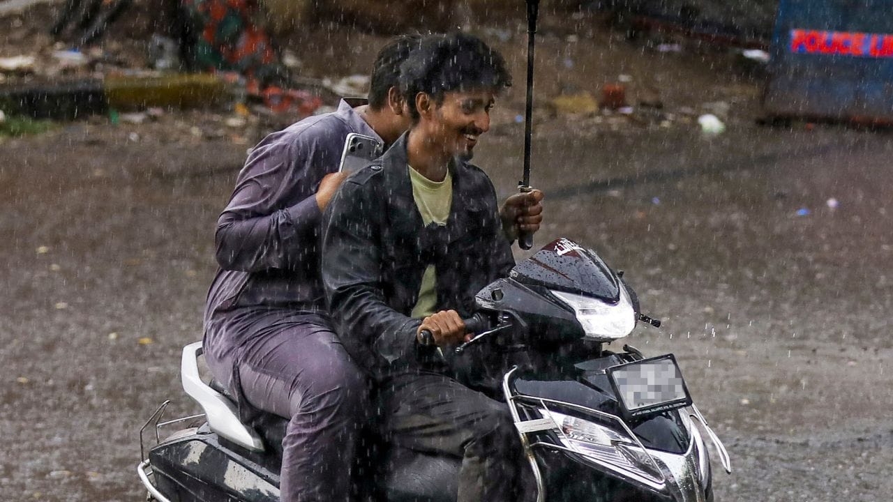 বর্ষাকালে শুধু বৃষ্টিতে ভিজে যাওয়া, সর্দি-কাশিই একমাত্র সমস্যা নয়, বৃষ্টি নামলেই আরও একটা সমস্যা দেখা যায়। তা হল বৃষ্টি শুরু হওয়ার সঙ্গে সঙ্গেই অনেকের ইন্টারনেটের গতি বা স্পিড কমে যায়। ভিডিয়ো ঘন ঘন বাফার হতে থাকে, ওয়েবসাইট লোড হতে বেশি সময় লাগতে পারে অথবা মোবাইল ইন্টারনেট পুরোপুরি কাজ করা বন্ধ করে দিতে পারে।