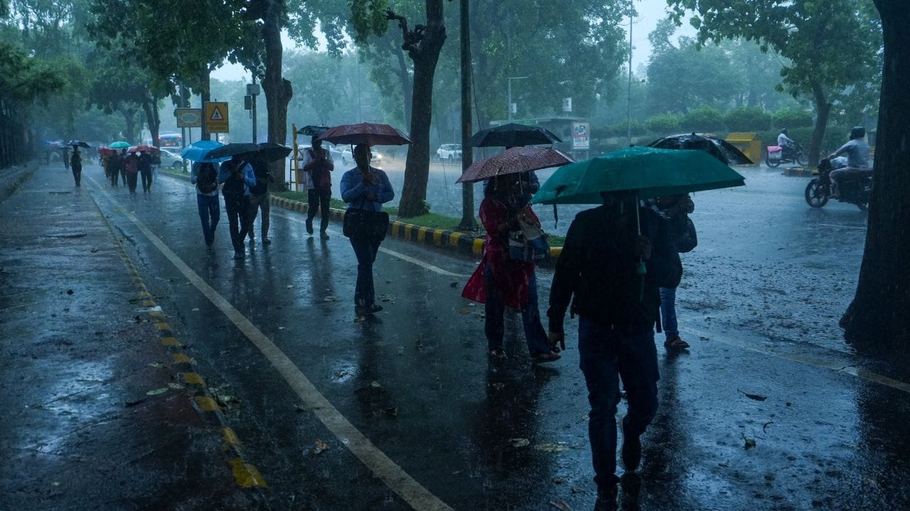 ভারী বৃষ্টি রেডিয়ো সংকেতকে প্রভাবিত করতে পারে, অন্যদিকে বাড়িতে বহু মানুষের ইন্টারনেট ব্যবহার বেড়ে যাওয়ায় নেটওয়ার্কের ওপর প্রচণ্ড চাপ সৃষ্টি হয়।