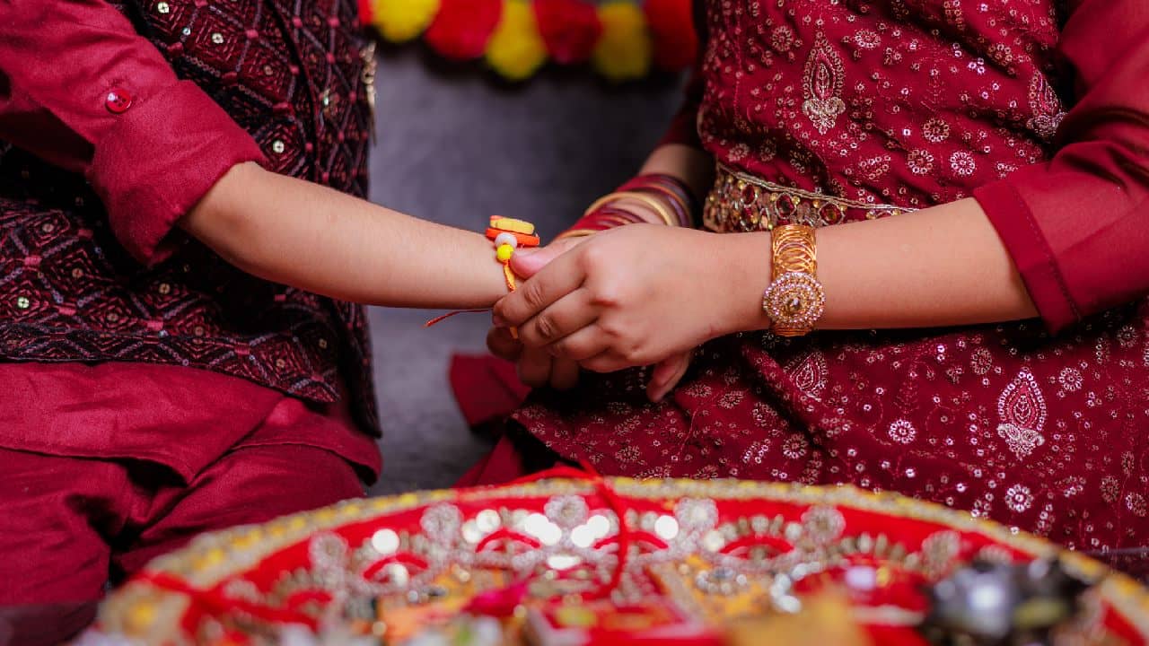 Raksha Bandhan History: কে প্রথম বেঁধেছিলেন রাখি? জানুন এই পৌরাণিক কাহিনি