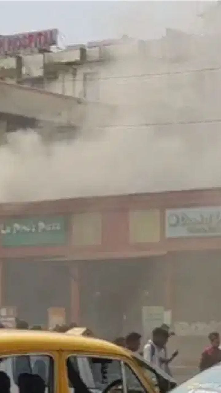 অফিস টাইমে শিয়ালদহ স্টেশনের ফুড প্লাজায় আগুন!