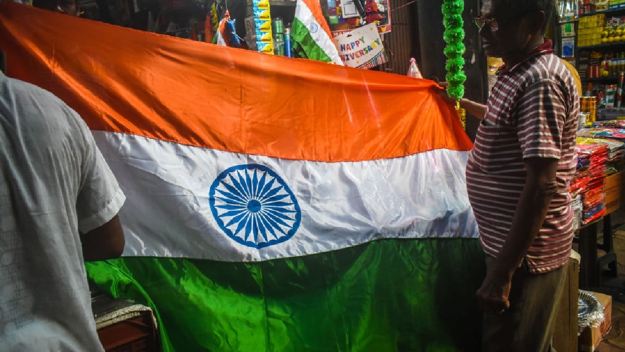 জাতীয় পতাকার সাদা অংশের ওপর অশোক চক্রটি আঁকা হয় গাঢ় নীল বা নেভি ব্লু রঙে। ভারতের ‘ফ্ল্যাগ কোড’ অনুসারে, সাদা অংশের ঠিক মাঝখানে ২৪টি সমান দূরত্বের আরাসহ এই চক্রটির অবস্থান নির্ধারিত রয়েছে। ধর্মচক্রের এই নীল রং ভারতের প্রাচীন ঐতিহ্য ও মূল্যবোধের সঙ্গে গভীরভাবে যুক্ত। Getty Images