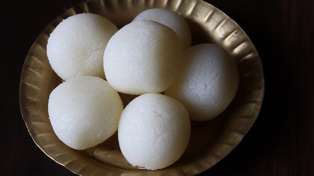 কারণ রসগোল্লার মতো ঐতিহ্যবাহী খাবারের নাম অনেক সময় অনুবাদ না করে মূল নামেই ব্যবহার করা হয়। যেমন ইংরেজি লেখাতেও 'Rasgulla' নামটিই বহুল ব্যবহৃত। আর খাবারটি কী দিয়ে তৈরি বা কেমন স্বাদের, তা বোঝাতে আলাদা করে তার বর্ণনা দেওয়া হয়। Getty Images