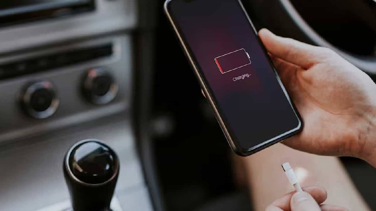 Smartphone Charging Mistakes: ফোনের ব্যাটারির চার্জ নিমেষে শেষ হচ্ছে! ৫টি অভ্যাস আজই বদলানো জরুরি Smartphone Charging Mistakes: ফোনের ব্যাটারির চার্জ নিমেষে শেষ হচ্ছে! ৫টি অভ্যাস আজই বদলানো জরুরি