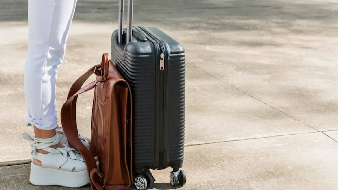 luggage travel hacks: স্যুটকেসের চাকায় এই জিনিস লাগালেই কেল্লাফতে! নোংরা হওয়া থেকে বাঁচাতে কী করছেন যাত্রীরা?