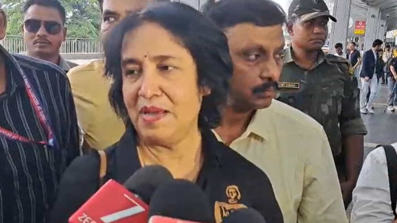 Taslima Nasrin: আপনি কি ভারতেই থাকবেন? সাংবাদিকের প্রশ্নে স্পষ্ট অবস্থান জানালেন বাংলাদেশি লেখিকা Taslima Nasrin: আপনি কি ভারতেই থাকবেন? সাংবাদিকের প্রশ্নে স্পষ্ট অবস্থান জানালেন বাংলাদেশি লেখিকা