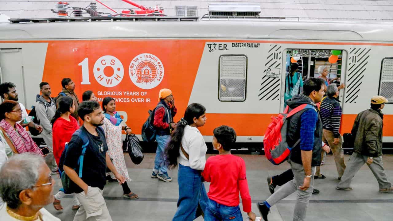 Rail Report Card: 'ফার্স্ট বয়' আলিপুরদুয়ার-শিয়ালদহ, লেট করায় রিপোর্ট কার্ডে লাল কালি পড়ল হাওড়ার পাশে Rail Report Card: 'ফার্স্ট বয়' আলিপুরদুয়ার-শিয়ালদহ, লেট করায় রিপোর্ট কার্ডে লাল কালি পড়ল হাওড়ার পাশে