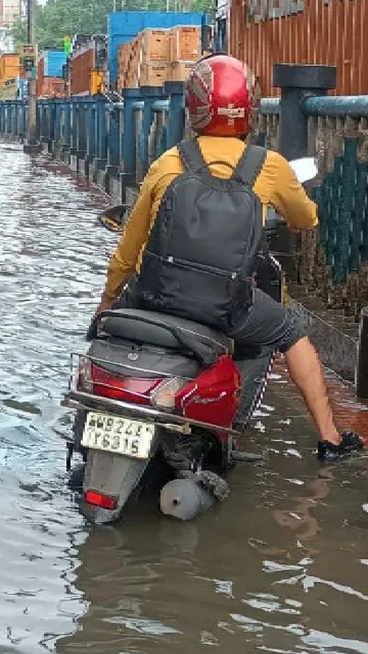 কলকাতায় 'বন্যা'! গাড়ি ডুবে গেল মাঝরাস্তায়, চালক পালাল কোথায়?