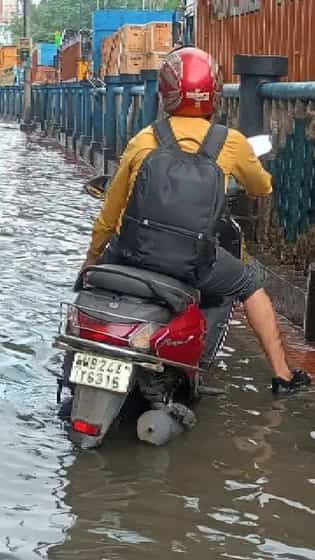 কলকাতায় 'বন্যা'! গাড়ি ডুবে গেল মাঝরাস্তায়, চালক পালাল কোথায...