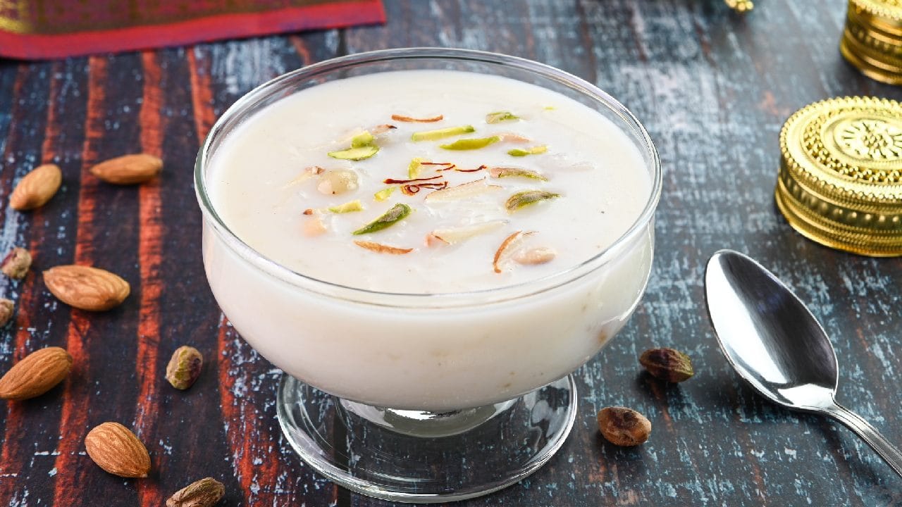 তাই এবার থেকে উৎসবের দিনে প্রিয় পায়েসের বাটি হাতে নিলে এই তথ্যটি মনে রাখতে পারেন। ইংরেজিতে পায়েসকে সাধারণত ‘Rice Pudding’ বলা হয়, যদিও এটিকে পায়েসের একমাত্র বা সরকারি ইংরেজি নাম বলা ঠিক নয়। বন্ধুদের আড্ডায় এই ছোট্ট তথ্যটি শেয়ার করে চমকেও দিতে পারেন। স্বাদের সঙ্গে একটু নতুন তথ্য, মন্দ কী! Getty Images