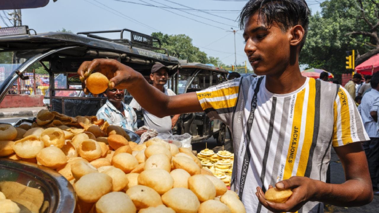আলু সেদ্ধ, ঘুগনি, ভেজানো ছোলা আর চাটনির জমজমাট মশলা পুরে ঢোকে মচমচে পুরির ভেতর। তারপর পুদিনা, ধনেপাতা, তেঁতুল আর বিটনুন মেশানো স্পেশ্যাল টক জলে ডুবিয়ে মুখে পুরলেই নিমেষে স্বর্গসুখ! এমন খাঁটি সুখের লোভ সামলানো কি মুখের কথা? Getty Images