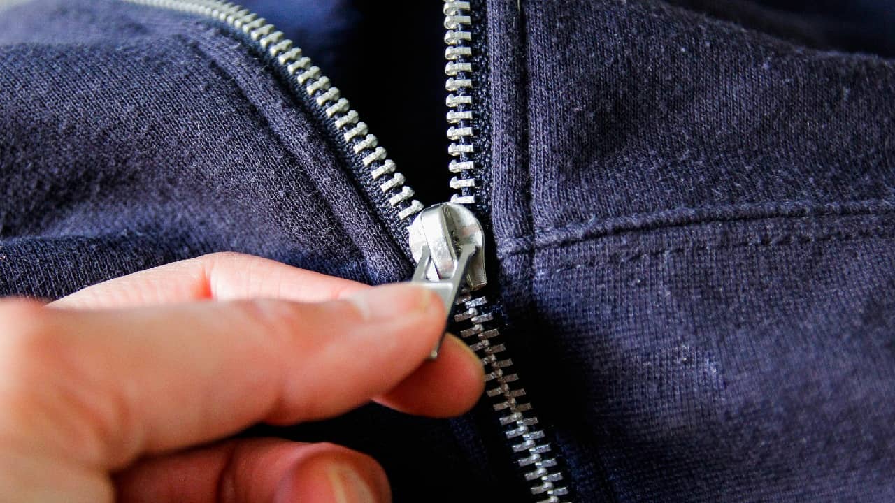 Fix stuck zipper: প্যান্ট, ব্যাগ বা জামার চেন টানতে গিয়ে আটকে যাচ্ছে? টানাটানি না করে এটা করে ফেলুন