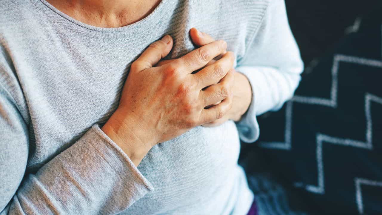 Heart Problems: বুকে হালকা ব্যথা হচ্ছে? এই ৫টি লক্ষণ দেখলেই সতর্ক হোন! Heart Problems: বুকে হালকা ব্যথা হচ্ছে? এই ৫টি লক্ষণ দেখলেই সতর্ক হোন!