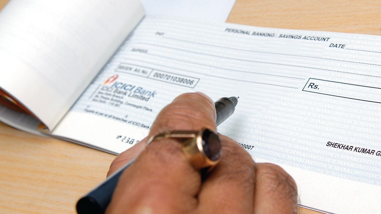 Bank Cheque Book : সই করা চেক হারিয়ে ফেলেছেন? এই পদক্ষেপগুলো না করলে বিপাকে পড়বেন