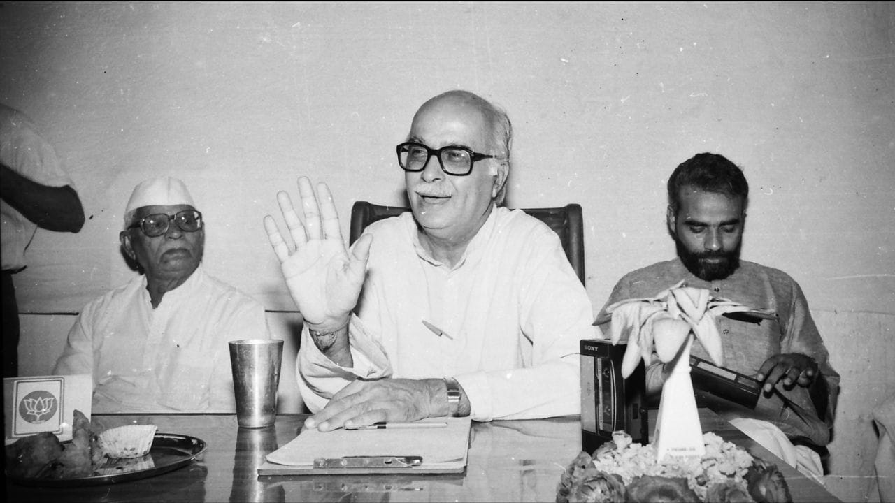 বদনগরেই তিনি মাধ্যমিক শিক্ষা শেষ করেন। পরে দিল্লি বিশ্ববিদ্যালয় থেকে রাষ্ট্রবিজ্ঞানে স্নাতক ও গুজরাট বিশ্ববিদ্যালয় থেকে স্নাতোকত্তর ডিগ্রি অর্জন করেন। ৮ বছর বয়সে মোদী আরএসএস-এর সঙ্গে যুক্ত হলেও ১৯৭১ সালে তিনি আরএসএস বা রাষ্ট্রীয় স্বয়ংসেবক সংঘের পূর্ণপ্রচারক হিসেবে কাজ শুরু করেন। ১৯৮৫ সালে আরএসএস তাঁকে ভারতীয় জনতা পার্টিতে নেয় ও তিনি পরে দলীয় সংগঠক হিসেবে গুজরাটে ভয়ানক ভূমিকা পালন করেন। (Credit - Getty Images)