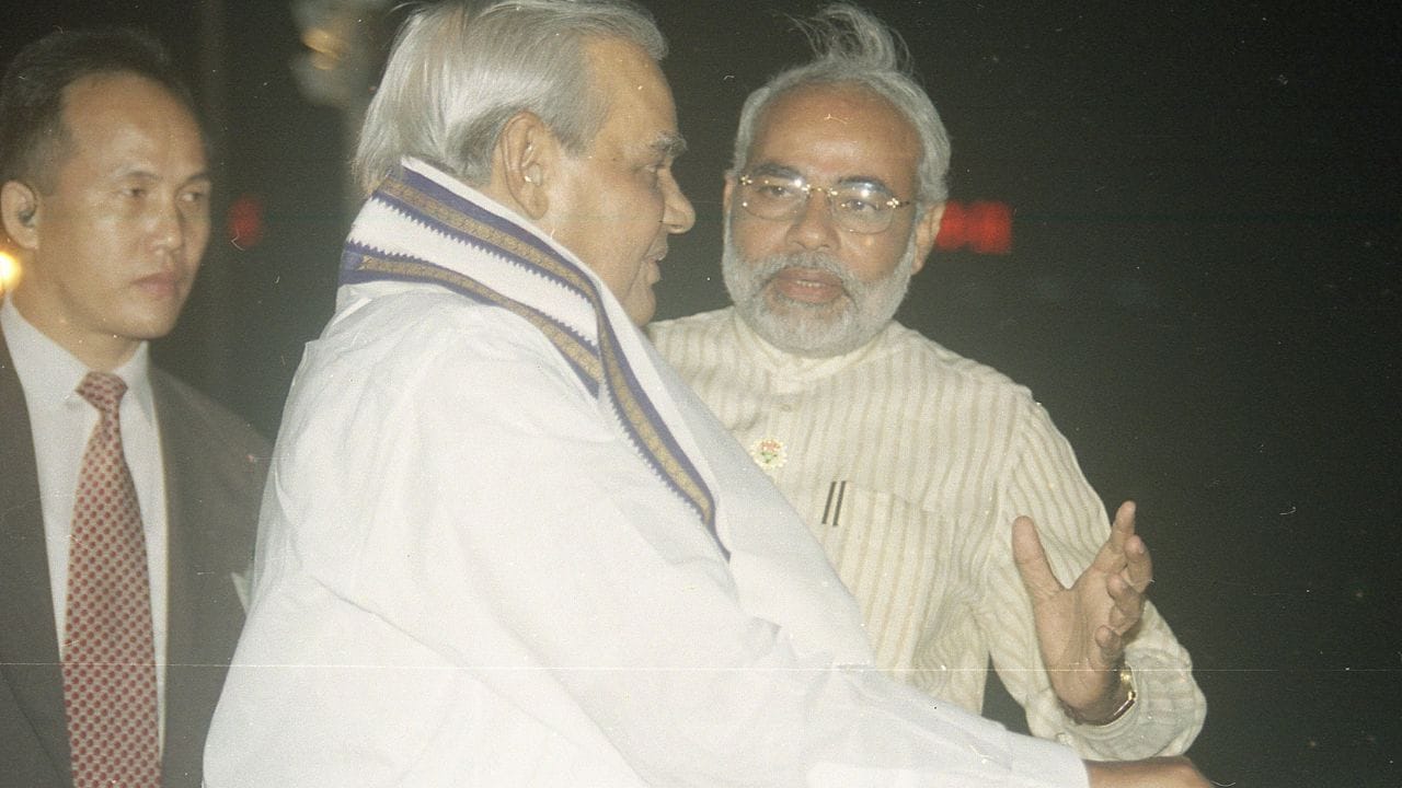 তাঁর সঙ্গে খুব ভাল সম্পর্ক ছিল দেশের প্রাক্তন প্রধানমন্ত্রী অটল বিহারি বাজপেয়ীর। বাজপেয়ী ছিলেন মোদীর রাজনৈতিক গুরু ও মেন্টরদের একজন, তবে তাঁদের মধ্যকার রাজনৈতিক সম্পর্ক ও কৌশলগত দৃষ্টিভঙ্গিও ছিল নজরকাড়া। (Credit - Getty Images)