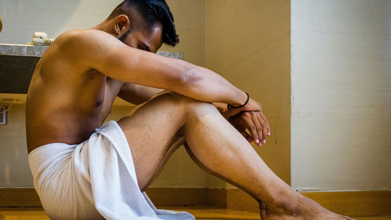 দীর্ঘক্ষণ নড়াচড়া না করে বসে থাকলে পায়ের রক্ত চলাচল কিছুটা ধীর হতে পারে। বিশেষ করে হাঁটু বা পায়ের ওপর চাপ থাকলে অস্বস্তি বাড়ে। ফলে, পায়ে সাময়িকভাবে ঝিঁঝিঁ, ভারী লাগা বা অবশ হয়ে যায়। নড়াচড়া করলে সাধারণত তা কমে যায়। (Pic Credit - Unsplash)