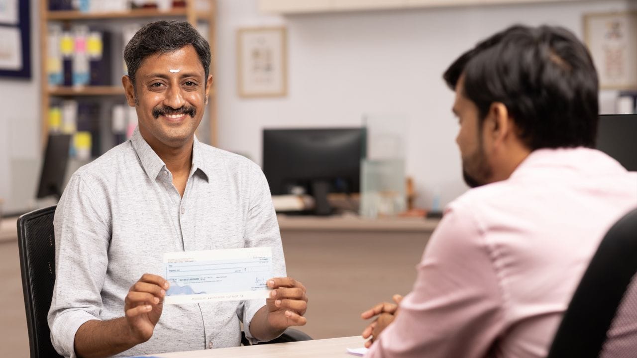 সই করা চেক হারিয়ে গেলে নিকটবর্তী থানায় গিয়ে ঘটনার বিষয়ে অভিযোগ দায়ের করতে পারেন। প্রয়োজন অনুযায়ী, এফআইআর-ও করতে পারেন। চেকটি কোথায়, কখন ও কীভাবে হারিয়েছে - সেই তথ্য পুলিশকে জানান। অভিযোগের ও এফআইআর-এর কপি নিরাপদে নিজের কাছে রেখে দিন কারণ ভবিষ্যতে এই নথি কাজে লাগতে পারে। (Credit - Getty Images)