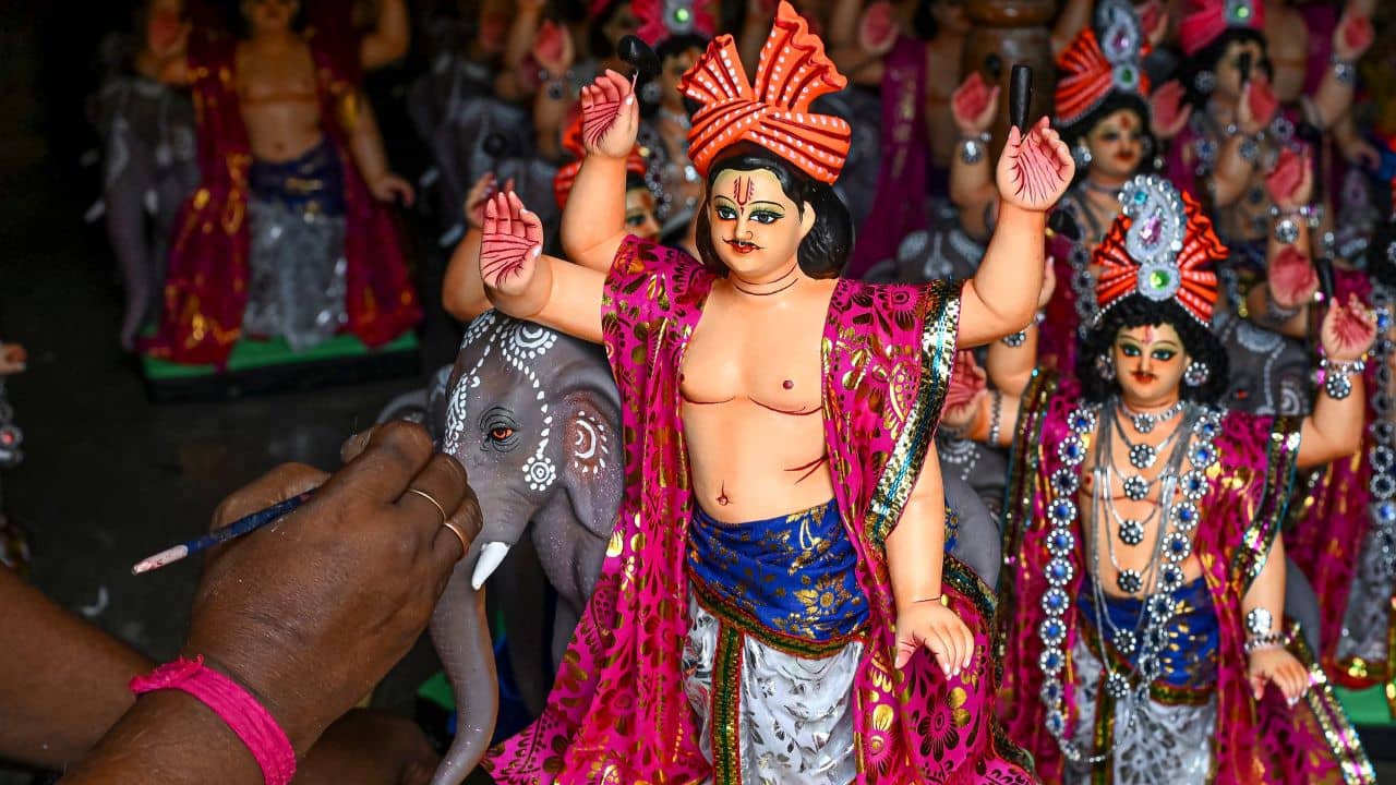 Bishwakarma Puja 2026: প্রতিবছর ১৭ সেপ্টেম্বর হলেও এবার কেন ১৮ সেপ্টেম্বর বিশ্বকর্মা পুজো? কী বলছে পঞ্জিকা?